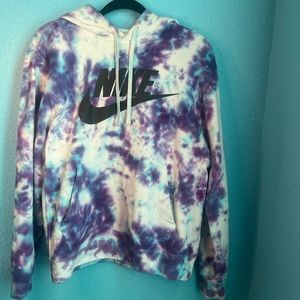 Women’s costumed tie die hoodie.